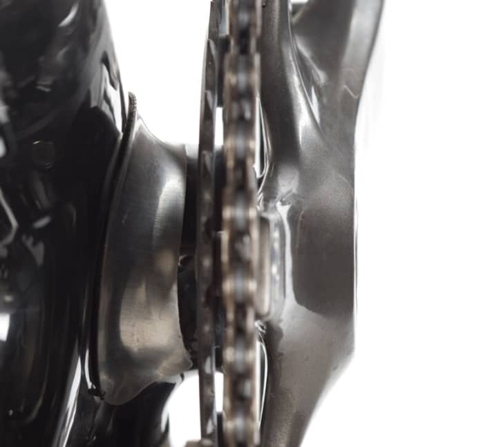   Sinnvoller Rundumschutz: Radon überzieht den kompletten Tretlagerbereich zum Schutz vor der Kette mit Blech.