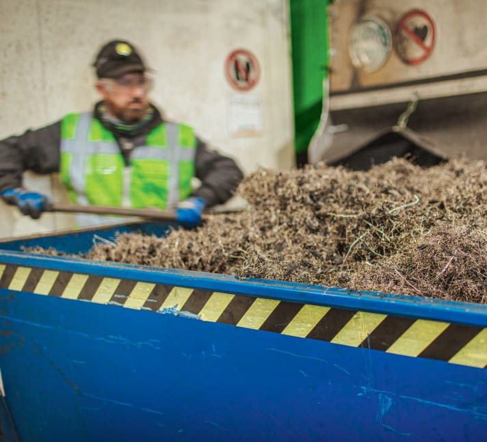 The Saarland-based company Pyrum shreds 1 tonne of old tyres into 750 kg of rubber granulate, 100 kg of textile fibres and 150 kg of steel.
