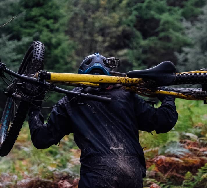   Wet and cold on the outside, dry and cosy on the inside: the mud overall from Endura is designed to make you forget the muddy weather when playing outside.