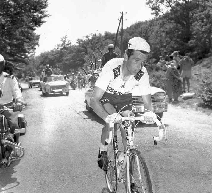 Dem Ende nahe - Der Brite Tom Simpson am 13. Juli 1967 am Mont Ventoux. Er wird sich nur noch wenige Momente auf dem Rad halten können