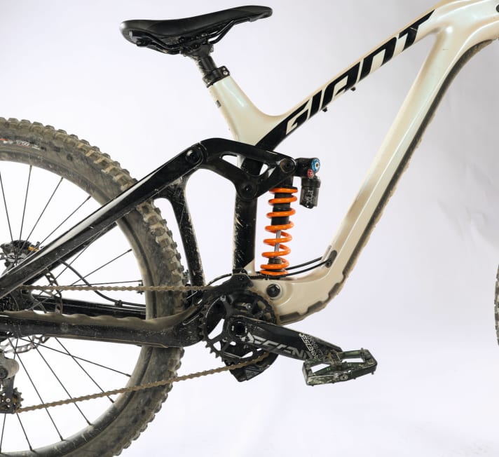 Centrepiece of the Glory: A flip chip is also hidden in the Maestro 3 rear triangle to change the geometry. Super: The rear spoils the rider with plenty of pop and sufficient comfort. This makes the bike fun on DH tracks and jumps.