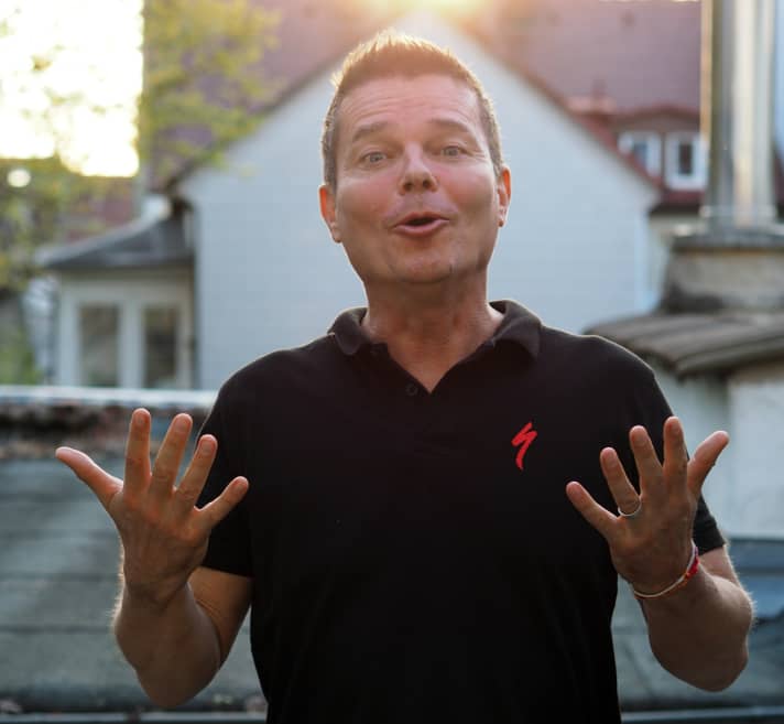 “Das ist eine Verzweiflungstat. Wir haben den Klimawandel, und statt unseren CO2-Ausstoß zu reduzieren, steigern wir ihn. 2022 war das Jahr mit dem höchsten Ausstoß aller Zeiten*”, sagt Peter Denk.