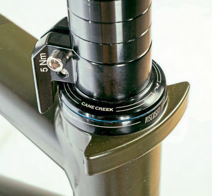 Der „Viscoset“ von Cane Creek ist ein Reibungsdämpfer. Er bremst vor allem kleine Schwingungen und beruhigt die Fahrt.