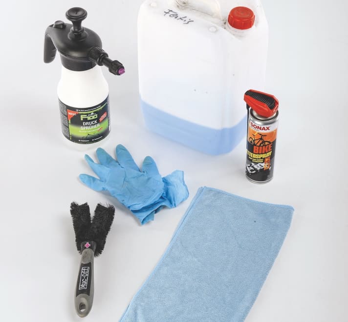 Washing accessories 1. a canister as a spare tank for the water supply; various sizes can be found in DIY stores. 2. an old hand towel or a <a href="https://www.awin1.com/cread.php?awinmid=11768&awinaffid=471469&clickref=B+microfibre cloth&ued=https%3A%2F%2Fwww.rosebikes.de%2Fsearch%3Fq%3D%2BMikrofasertuch" target="_blank" rel="noopener noreferrer nofollow">microfibre cloth</a> * for drying. 3. <a href="https://www.awin1.com/cread.php?awinmid=11768&awinaffid=471469&clickref=B+chain-spray+&ued=https%3A%2F%2Fwww.rosebikes.de%2Ffahrradzubeh%25C3%25B6r%2Freinigung-und-pflege%2Ffahrradpflegemittel%2Fkette" target="_blank" rel="noopener noreferrer nofollow">chain spray or oil</a> * to lubricate the chain and bearing surfaces after washing and thus prevent corrosion. 4. coarse <a href="https://www.awin1.com/cread.php?awinmid=11768&awinaffid=471469&clickref=B+B%C3%BCrste&ued=https%3A%2F%2Fwww.rosebikes.de%2Fsearch%3Fq%3DB%25C3%25BCrste" target="_blank" rel="noopener noreferrer nofollow">brush</a> * for pre-cleaning and for stubborn dirt. 5. <a href="https://www.awin1.com/cread.php?awinmid=11768&awinaffid=471469&clickref=B+wheel-cleaner&ued=https%3A%2F%2Fwww.rosebikes.de%2Ffahrradzubeh%25C3%25B6r%2Freinigung-und-pflege%2Ffahrradpflegemittel%2Frahmen" target="_blank" rel="noopener noreferrer nofollow">wheel cleaner</a> * or washing-up liquid, preferably in a pump spray bottle. Available in various sizes from DIY stores. 6. waterproof gloves. 7. a simple bike stand to hold the bike in position.