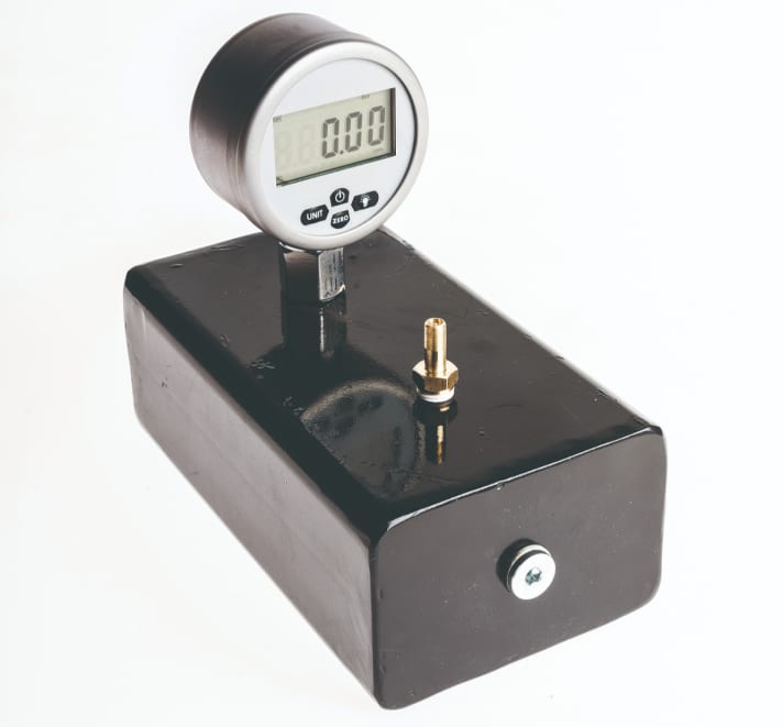Our pressure tester with the volume of a 25 mm tyre.