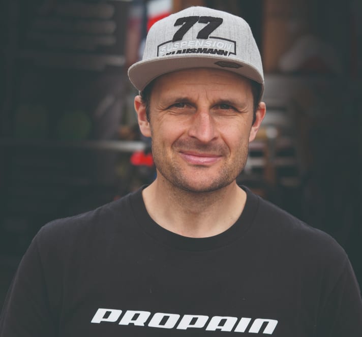 Marcus Klausmann ist 15facher Deutscher Downhill-Meister und ganz nah dran am Renngeschehen. Außerdem sagt er, was er denkt. Der Ex-Racer im FREERIDE-Interview über zu schnelle Strecken, fehlende Sturzräume und die Verlierer der Saison 2023.
