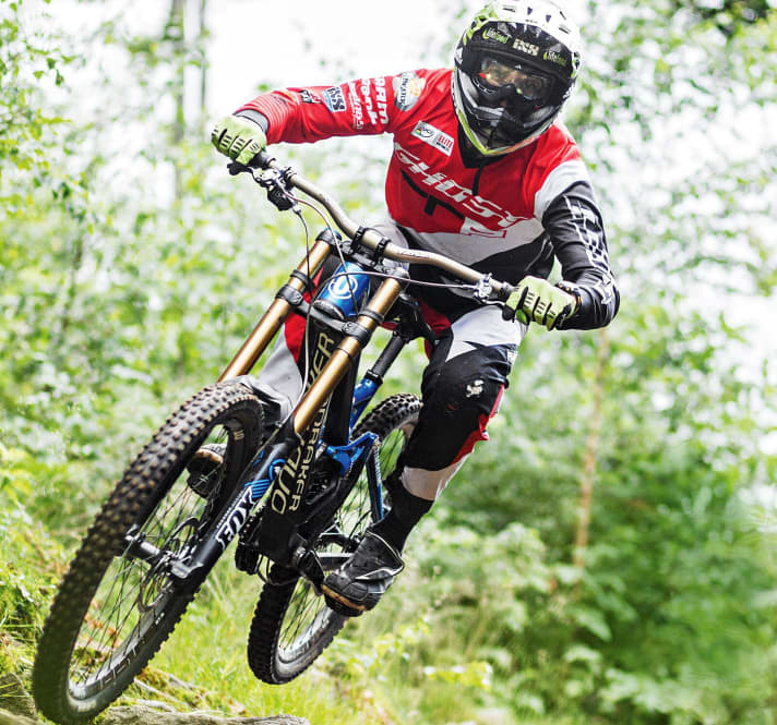   Massig Reserven: Big Bikes begeistern mit fluffigem Fahrkomfort und einer hohen Fehlertoleranz. Fischi ist das egal, er will nur möglichst schnell sein – und da ist er beim leichten Mondraker an der richtigen Adresse.