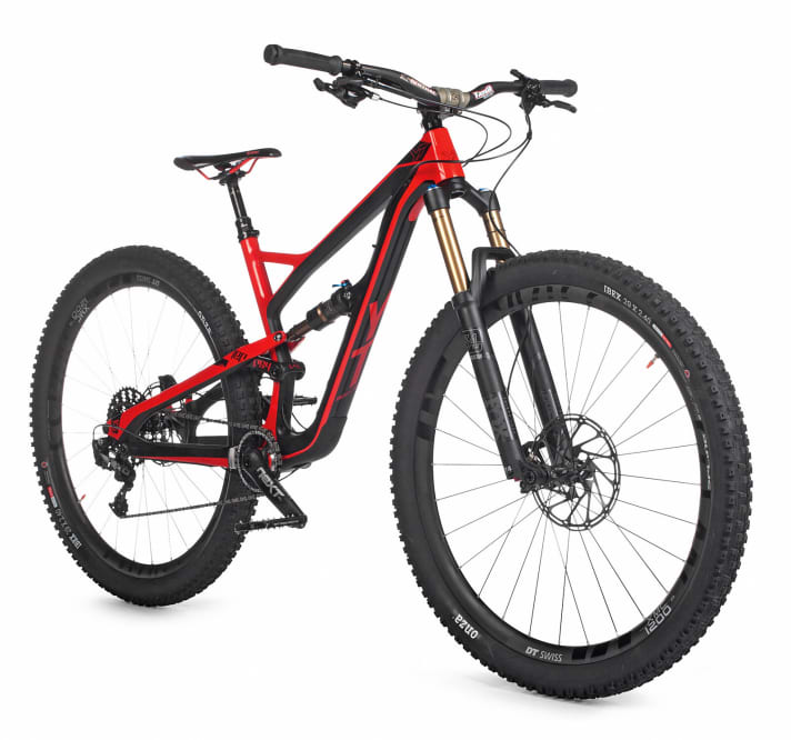   YT Jeffsy CF Pro: Proves that 29 inches and playfulness are not a contradiction in terms. At least in the expensive configuration with DT Swiss carbon wheels, we really liked Jeffsy as an aggressive trail bike.