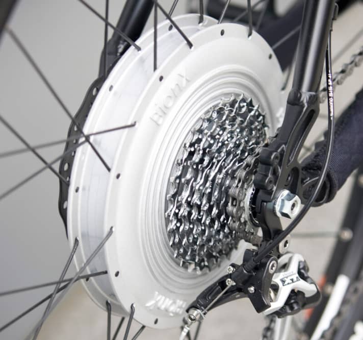 BionX-Nabenmotor:Die kanadische Marke bietet einen Nabenmotor im Hinterrad, der bei einer Nennleistung von 250 Watt eine Spitzenleistung von 650 Watt auf den Boden bringen soll. Bergab arbeitet der Motor als Generator und kann so den Akku laden. Das System, zu sehen bei KTM, kostet zwischen 1350 und 1950 Euro und wiegt 4,1 Kilo (Motor) plus 1,4 bis 2,8 Kilo für den Akku.
