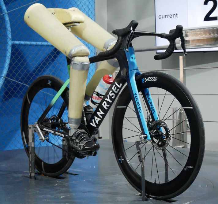 Mit 200 Watt geht das Van Rysel bei Renntempo auf Tuchfühlung zum aktuellen Rekordhalter von Storck. Das Aerfast.5 Pro hält mit 198 Watt die Bestmarke als schnellstes Serienrad im TOUR-Test.