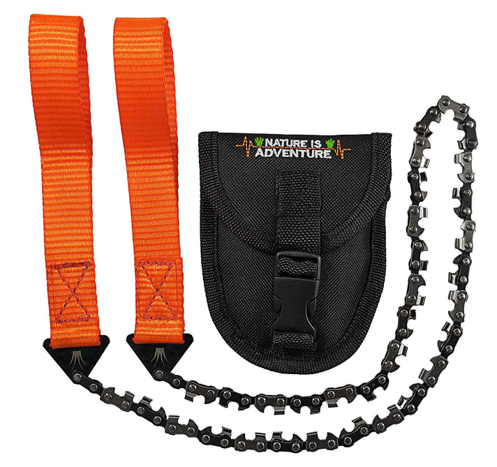 Although small and inexpensive, the hand chainsaw from Nature is Adventure is not a toy, but a practical tool for camping.