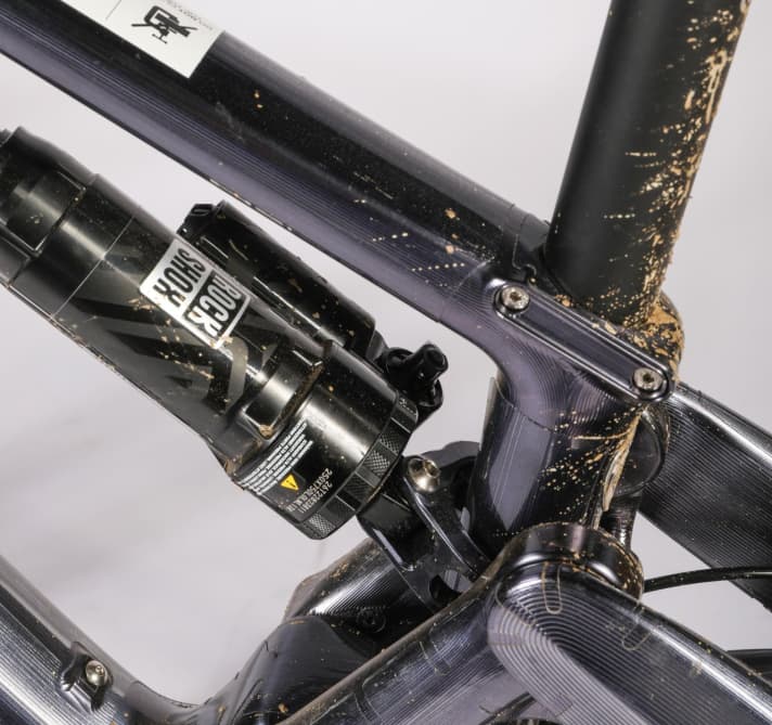 Der Dämpfer wurde so in den Hinterbau eingespannt, dass der Ausgleichsbehälter zur Seite zeigt. So passt auch eine Wasserflasche ins Rahmendreieck.