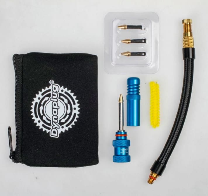 Le kit de réparation Tubeless de Dynaplug comprend le mandrin, deux cartouches de CO2, quatre plugs et un tuyau adaptateur pour valves Presta et Auto.