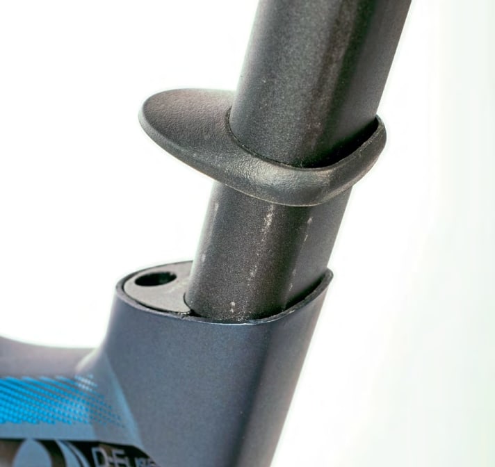 The seatpost clamp is hidden under the cover. The flattened rear profile of the seatpost is designed to increase riding comfort.