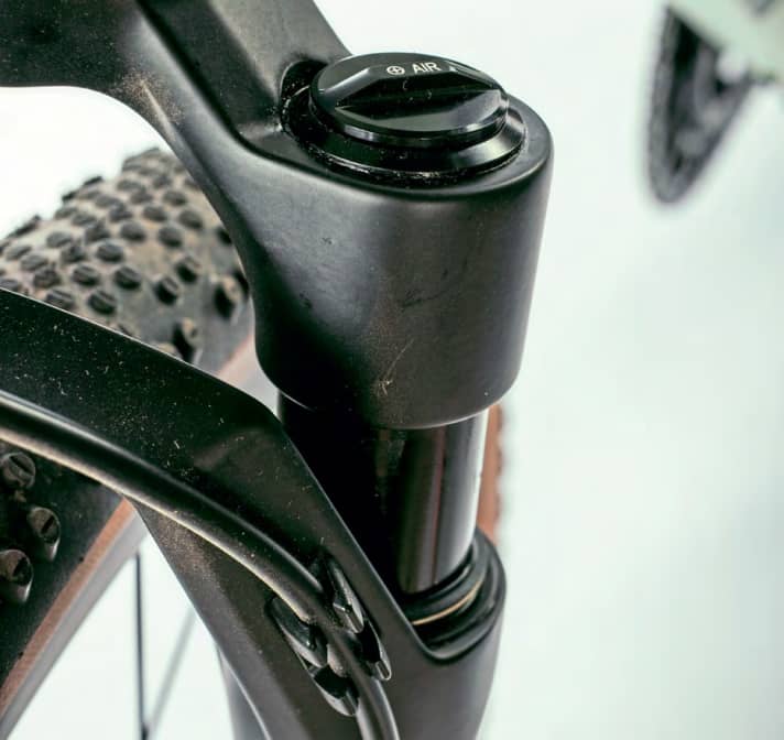 Gut gefedert: Der mit drei Zentimetern karge Federweg ist wirksam, weil er sich per Luftdruck exakt justieren lässt.