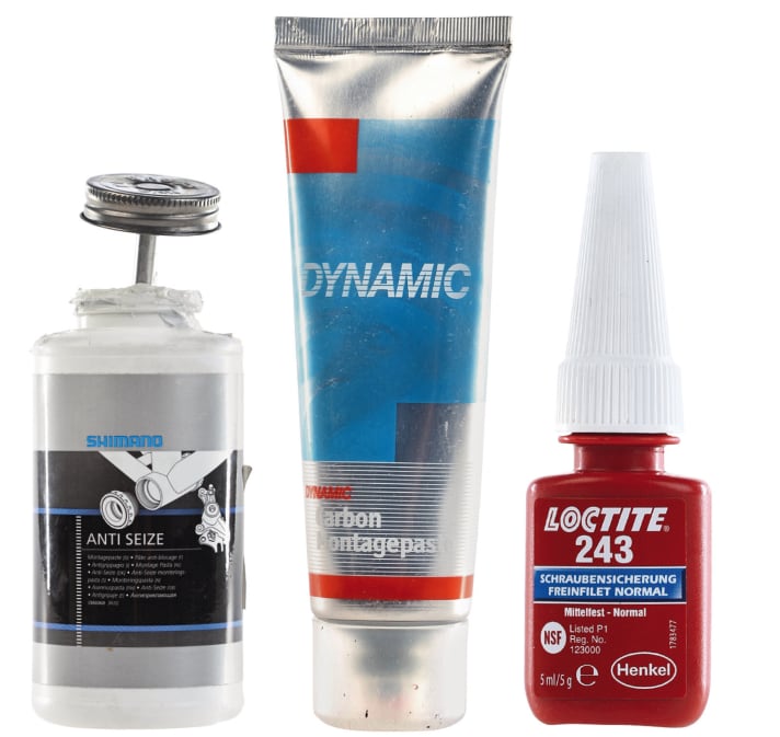   Schmiermittel, Pasten und Speziallösungen helfen bei der Geräuschbeseitigung am Mountainbike