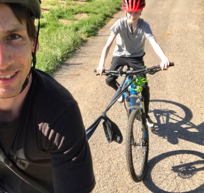 The makeshift version: Two tubes knotted together provide sufficient elasticity. One end is attached to the stem of the towed bike, the other to the seat post.