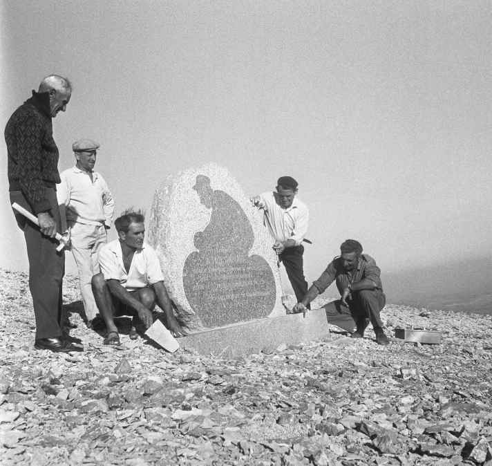 Souvenir - Après la mort de Simpson, une stèle commémorative a été érigée au Mont Ventoux