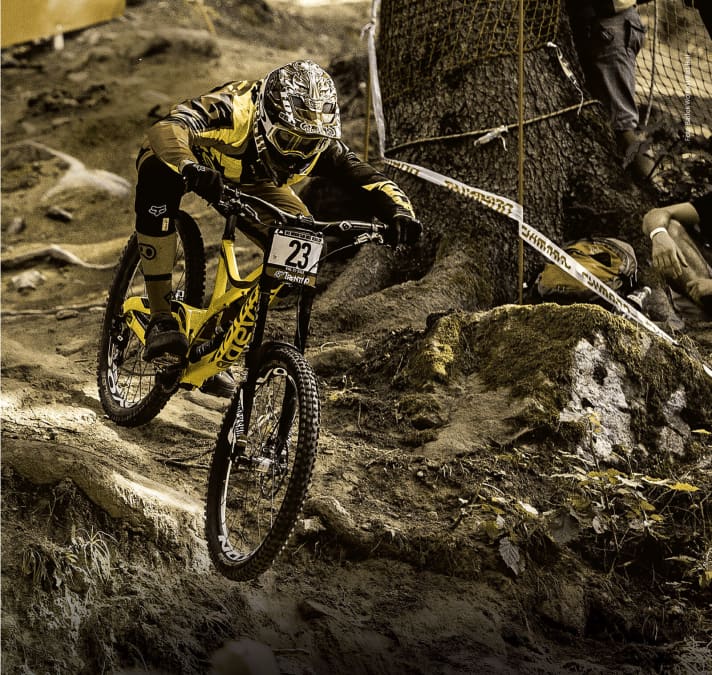   Val di Sol: Bissiges Schlangengewühl: Stevie Smith prügelt sein Devinci Wilson durchs Wurzelmeer von Val di Sole (2015). 