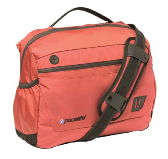 Die Venturesafe 400 Umhängetasche (89,99 Euro) ist mit einem schnittsicheren Tragesystem und blockierbaren Reißverschlüssen ausgestattet.