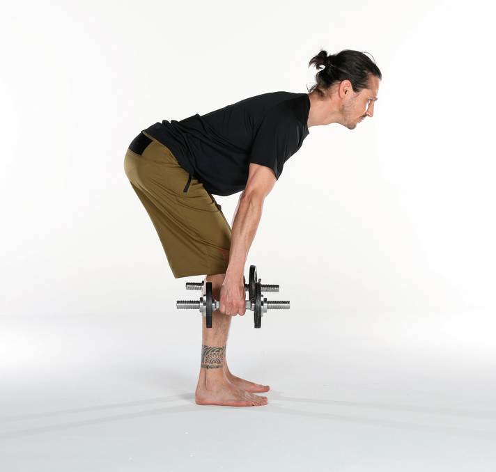 Beginners perform the movement slowly, advanced users explosively and quickly.