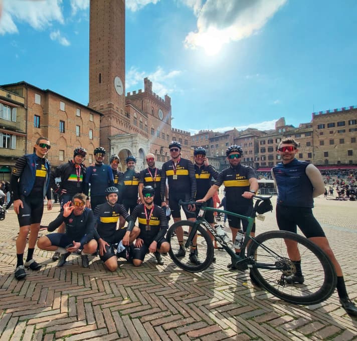 Die Hobby-Radsportler von De Eddy’s aus Belgien beim Fototermin auf der Piazza del Campo