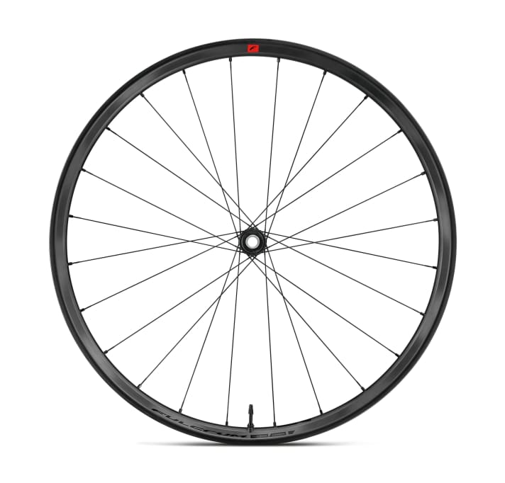 Fulcrum is back with a lightweight cross-country wheel with 28 millimetre wide rims. Asymmetrically arranged spokes are intended to equalise tension, while the design of the rim improves lateral stiffness and vertical damping. Adjustable cone bearings, centre lock mount and available for all common freewheel types - these are the most important facts.