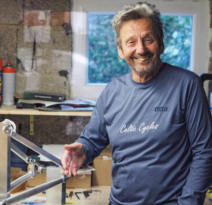 Richard Kapp: Der gebürtige Oberglottertaler fährt seit 1992 begeistert Mountainbike. Bereits 1993 entwickelte er ein Hardtail für Mike Kluge. Im Berufsleben konstruierte der staatlich geprüfte Techniker Maschinen für die Halbleiterfertigung für ITT-Intermetall (heute TDK-Micronas), einem Hersteller von Sensorsystemen für die Automobilelektronik. Eine Fahrradkonstruktion sei, laut eigener Aussage, nicht die allergrößte Herausforderung für ihn gewesen.