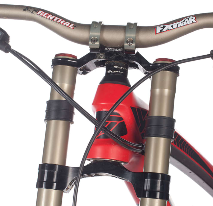   Steering centre: The YT Tues is quite flat at the front (smallest stack value). We therefore pulled out the bars of the very sensitive BOS fork completely, we liked it better that way.