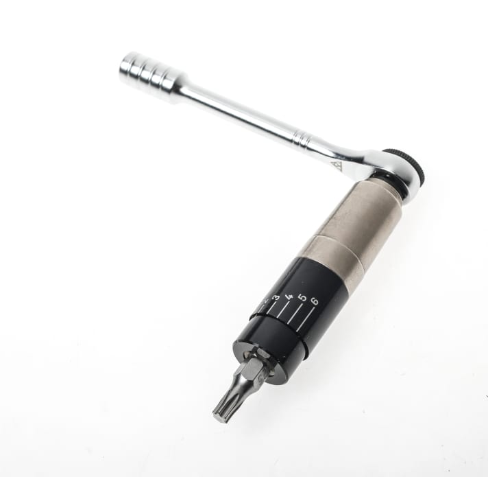 In its handy case, the Topeak torque spanner also accompanies you on bike tours.