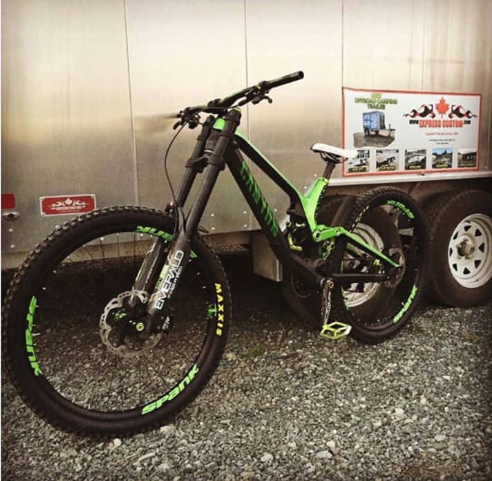   Darren's work equipment: At the Rampage, Darren rides a standard Canyon transmitter, colour-coordinated with the DVO suspension elements.