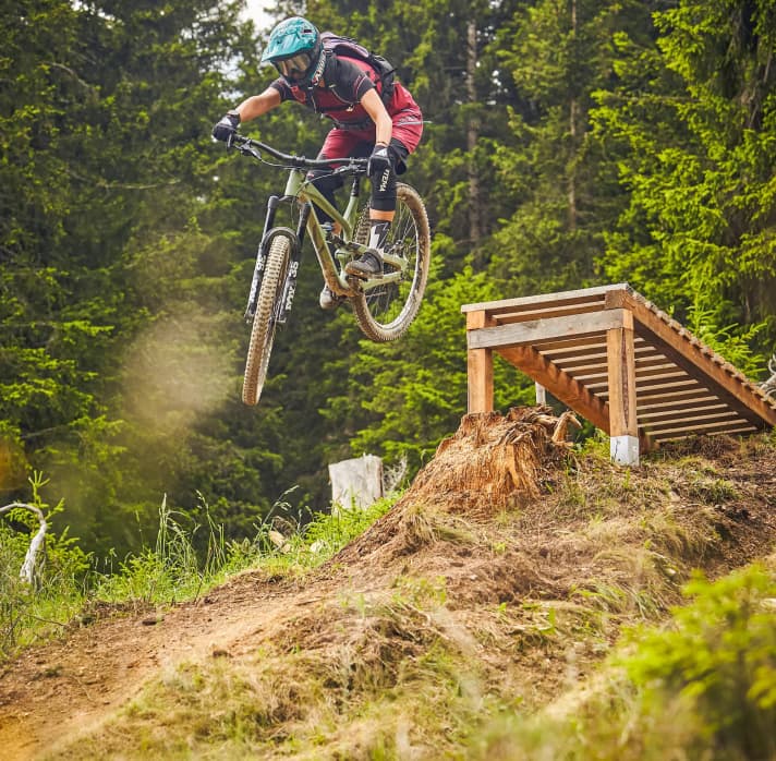 Promi-Testerin Steffi Marth kippt mit ihrem Test-Bike-Liebling über den Drop.