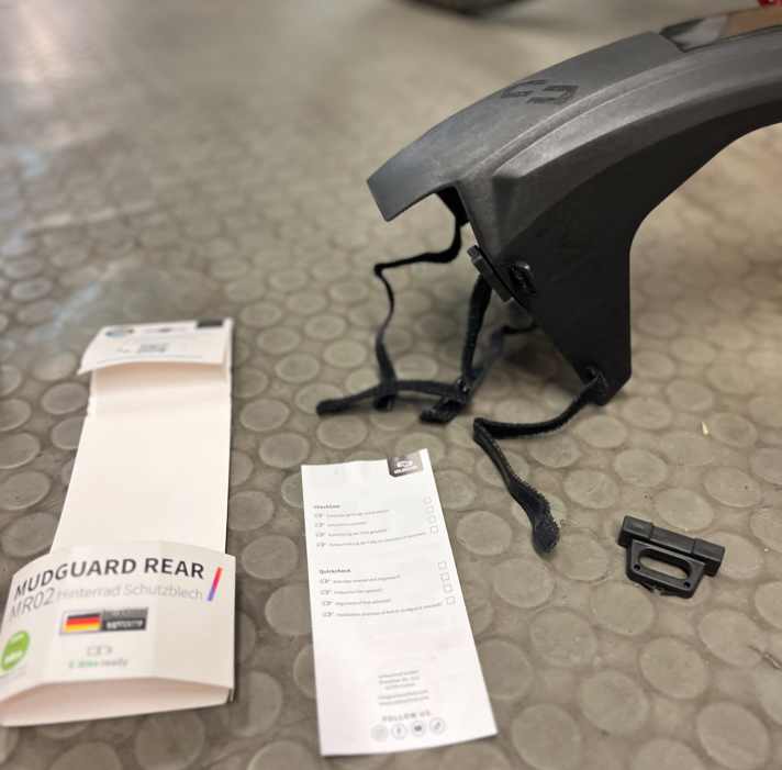 It is worth reading the instructions for use in order to fit the Unleazhed XXL fenders correctly.