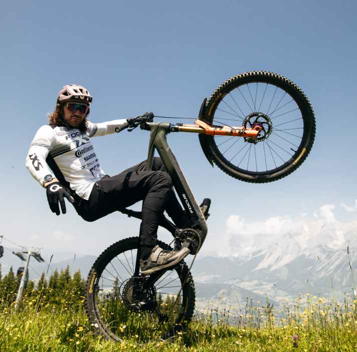 Geht auch mit einer Hand: Wheelie-King Wyn Masters.