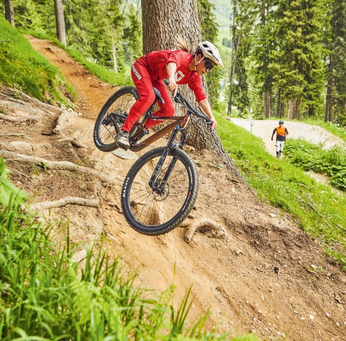 Gut festhalten! Auf den schnellen, ruppigen Downhill-Passagen zeigte sich das Giant leicht überfordert. Testfahrerin: Bella Chen