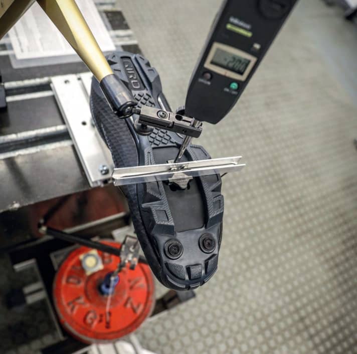 Unsere 14 Testschuhe durften sich nicht nur im Fahr- und Lauftest in der Praxis beweisen, sondern mussten ihre Qualitäten auch im Labor offenbaren. So fließt z. B. die Sohlensteifigkeit in das Endurteil ein.