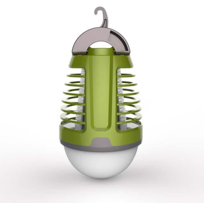 Cette lampe d'extérieur combine la lumière avec une fonction anti-moustiques.