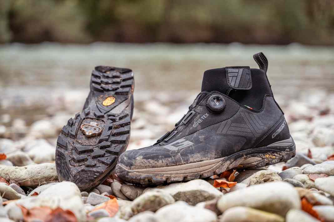 [[Image]]

Robust, warm, wasserdicht - mit dem G.Ice-Storm haben die Italiener einen wirklich empfehlenswerten Winterschuh im Sortiment. Leider fällt er schmal und klein aus - unbedingt anprobieren