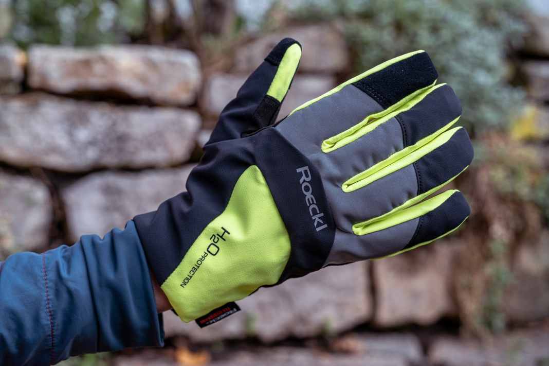 Agréablement chaud et en plus imperméable - malheureusement, le poignet est un peu court