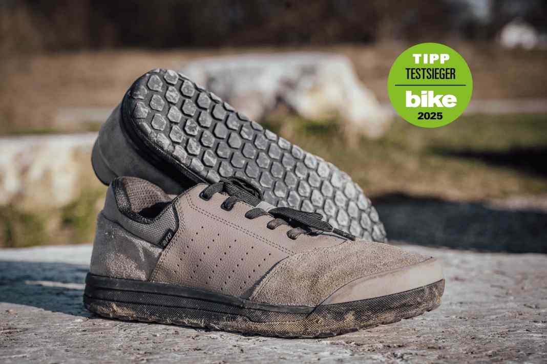 Specialized verlangt gerade mal 90 Euro für seinen 2FO Roost. Die Amis verzichten zwar auf teure Features, doch unser Test beweist: das muss nicht unbedingt schlecht sein. Testsieg!