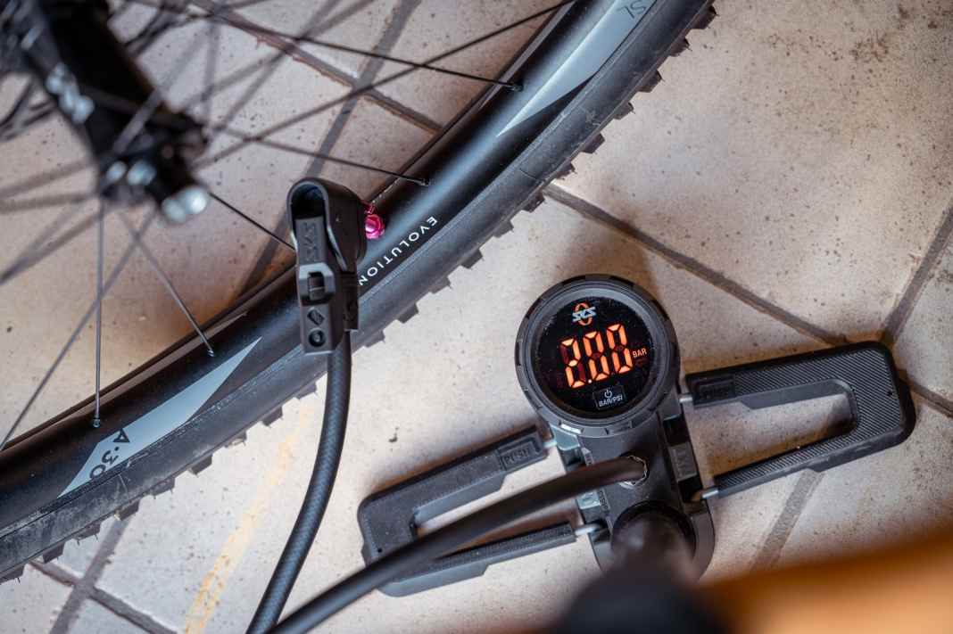 Startdruck 2,0 Bar. Wir haben gemessen, wieviel Luft bei voll geöffnetem Ventil in 5 Sekunden aus dem Reifen entweicht.