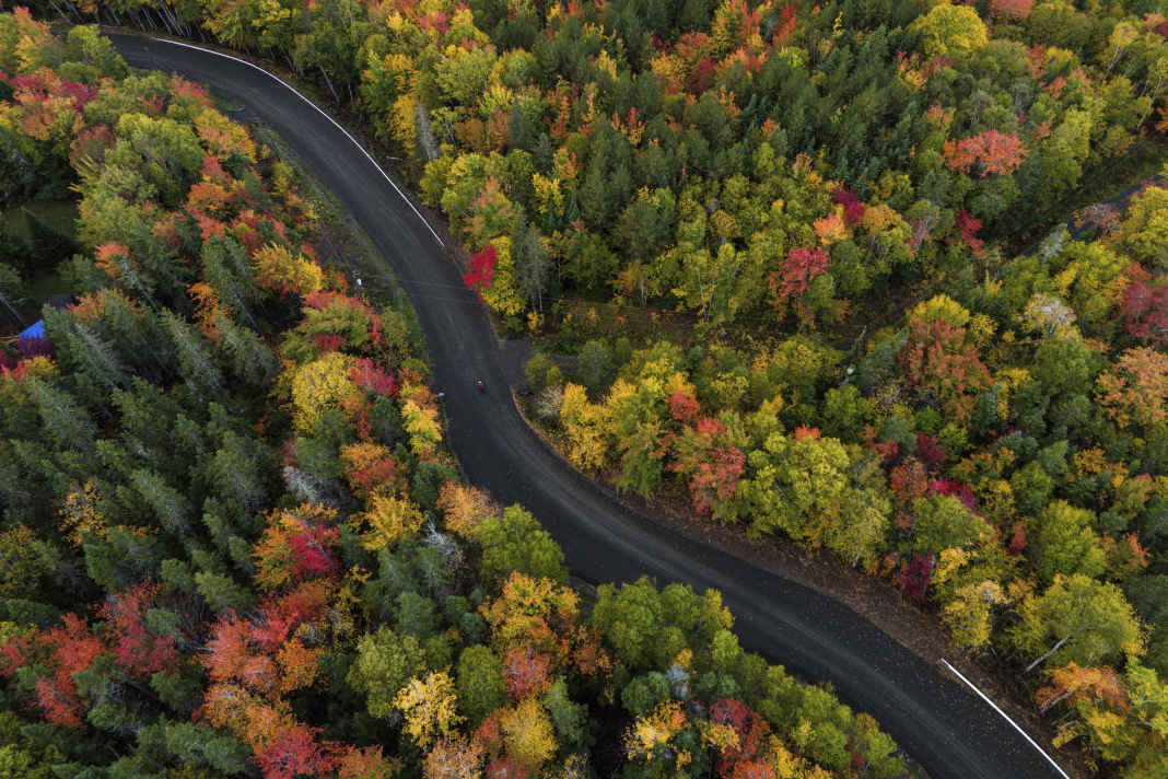 En automne, le paysage qui borde le Cabot Trail, en Nouvelle-Écosse, semble tout droit sorti d'une boîte de peinture.