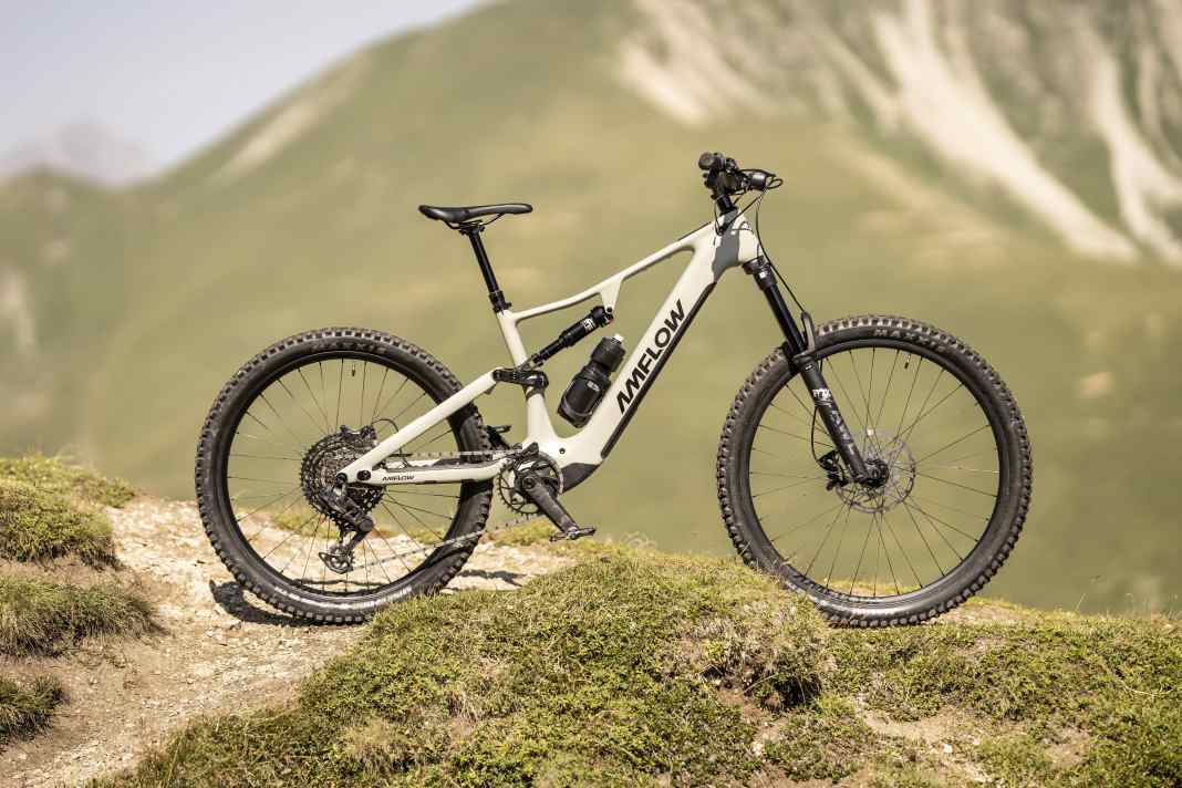 Das Amflow PR Carbon kommt mit Vollcarbonrahmen, Fox-Fahrwerk und elektronischer Funkschaltung für 4499 Euro.