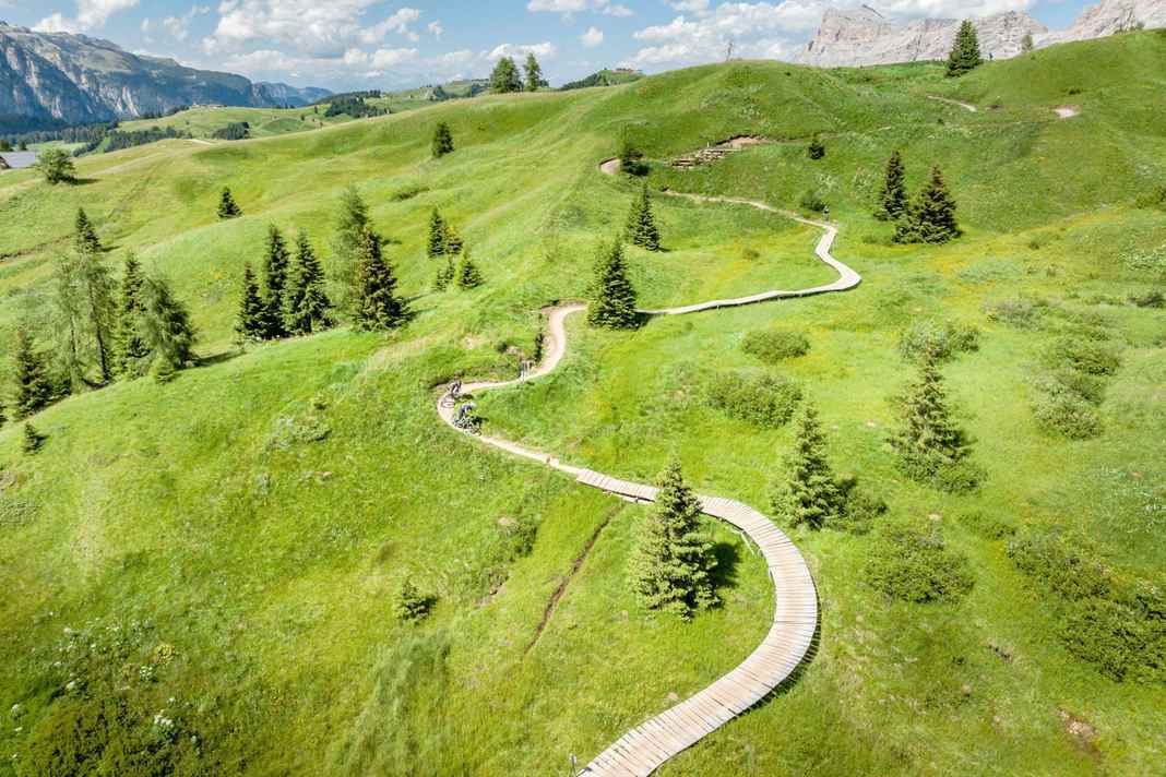 Travelling on the green panoramic carpet of the Pralongia.