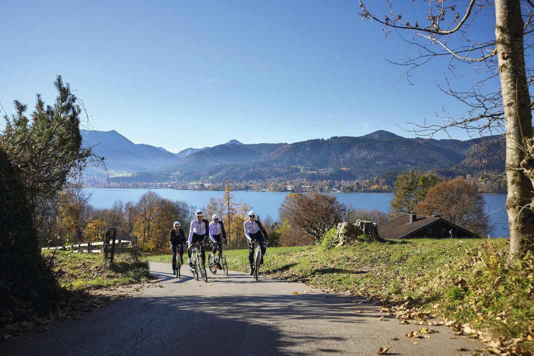 Livre d'images : lac, montagnes, chemins solitaires - autour du Tegernsee se déploie un territoire de course cycliste de grande classe