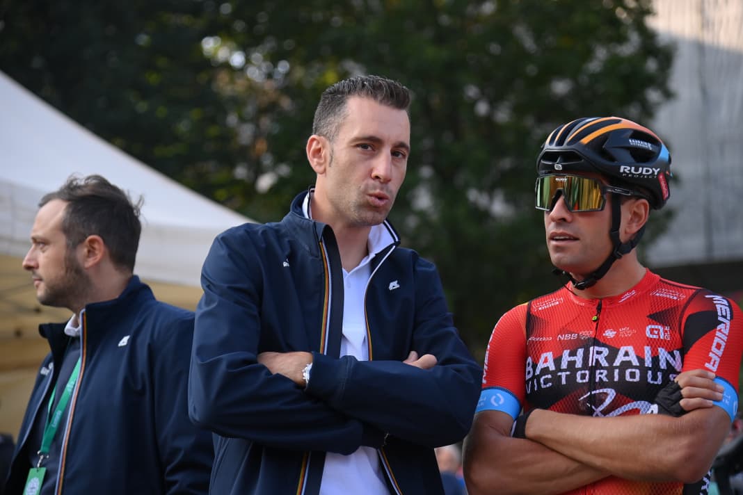 Der frühere Sieger Vincenzo Nibali spricht vor dem Start mit Mikel Landa