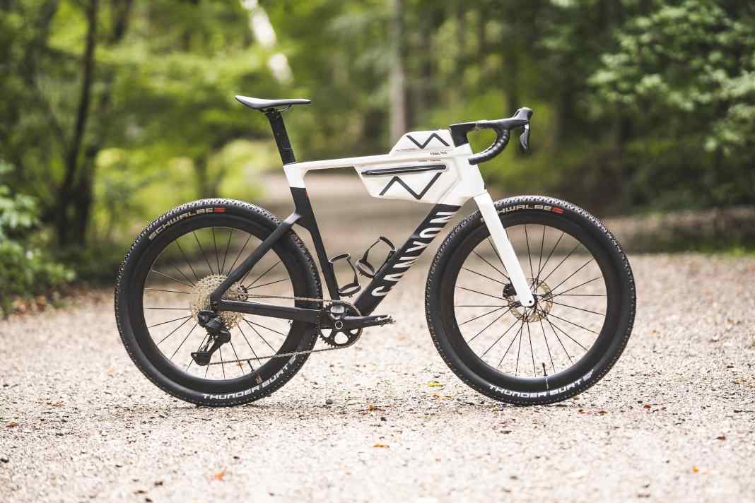 So sieht es aus: Das neue, aerodynamisch optimierte Canyon Grail Race-Gravelbike mit fetten Reifen.