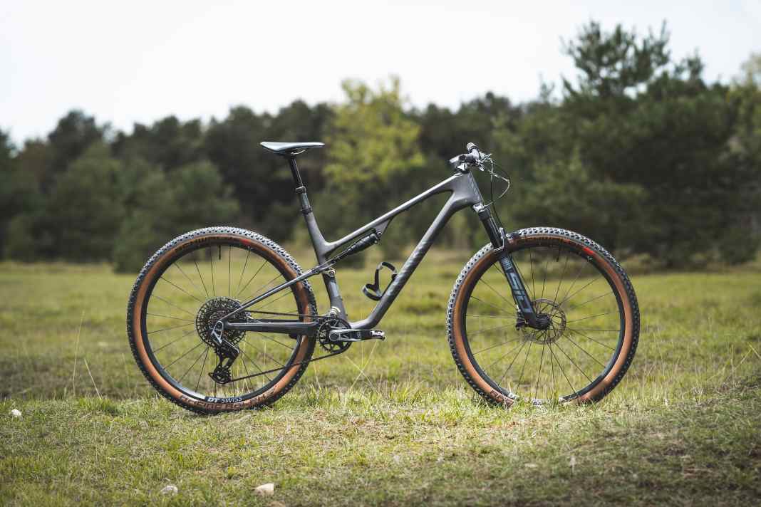 Das neue Canyon Lux World Cup CFR X0 AXS ist ein Cross-Country-Racer mit frechem Preisvorteil.