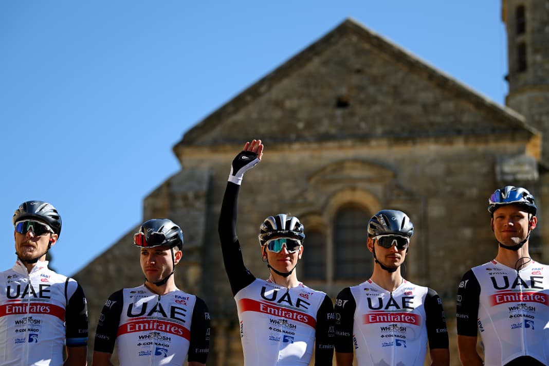Tadej Pogacar (Mitte) mit seinen Teamkollegen vor dem Start des Rennens Clasica Jaen Paraiso Interior