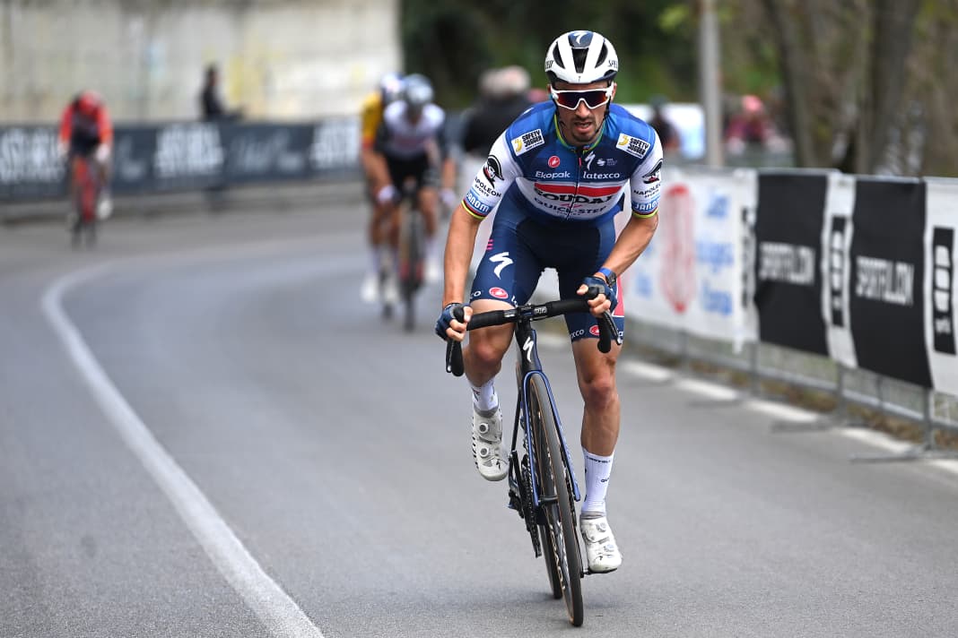 Julian Alaphilippe eröffnet das Finale mit einer Attacke 35 Kilometer vor dem Ziel